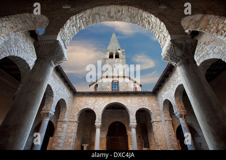 Cortile di Euphrasius basilica chiesa, Parenzo in Istria, Croazia Foto Stock