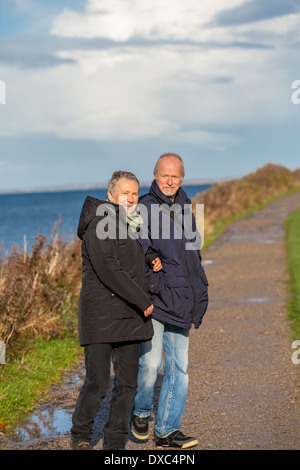 Felice Coppia matura rilassante mare baltico dune in autunno Foto Stock