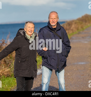 Felice Coppia matura rilassante mare baltico dune in autunno Foto Stock