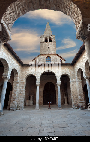 Cortile di Euphrasius basilica chiesa, Parenzo in Istria, Croazia Foto Stock