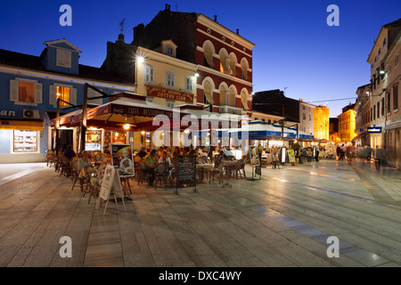 Decumanus street a Porec in blu ora, Istria, Croazia Foto Stock