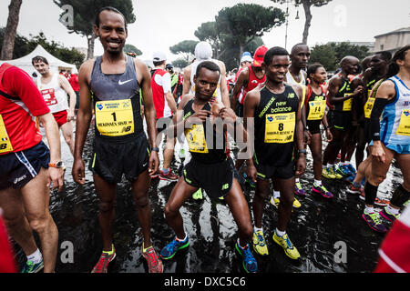 Roma, Italia - 23 Marzo 2014: atleti prendere l'inizio del XX edizione della Maratona di Roma. (C) corridore etiope Legese Shume Hailu, 1st. La Maratona di Roma (42.195 km), un IAAF Gold Label Road Race evento, è una maratona annuale che i corsi attraverso le strade più belle e i luoghi più emblematici della città eterna. 19.061 atleti provenienti da 122 paesi hanno partecipato alla ventesima edizione . (Foto di Giuseppe Ciccia / Pacific Stampa) Credito: PACIFIC PRESS/Alamy Live News Foto Stock