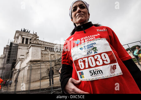 Roma, Italia - 23 Marzo 2014: atleti prendere parte alla ventesima edizione della Maratona di Roma. La Maratona di Roma (42.195 km), un IAAF Gold Label Road Race evento, è una maratona annuale che i corsi attraverso le strade più belle e i luoghi più emblematici della città eterna. 19.061 atleti provenienti da 122 paesi hanno partecipato alla ventesima edizione . (Foto di Giuseppe Ciccia / Pacific Stampa) Credito: PACIFIC PRESS/Alamy Live News Foto Stock