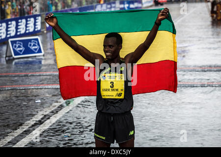 Roma, Italia - 23 Marzo 2014: corridore etiope Legese Shume Hailu, 1st, festeggia al traguardo dopo aver vinto la ventesima edizione della Maratona di Roma. La Maratona di Roma (42.195 km), un IAAF Gold Label Road Race evento, è una maratona annuale che i corsi attraverso le strade più belle e i luoghi più emblematici della città eterna. 19.061 atleti provenienti da 122 paesi hanno partecipato alla ventesima edizione . (Foto di Giuseppe Ciccia / Pacific Stampa) Credito: PACIFIC PRESS/Alamy Live News Foto Stock