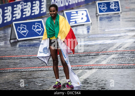 Roma, Italia - 23 Marzo 2014: corridore etiope Geda Ayelu Lemma, 1st, festeggia al traguardo dopo aver vinto la ventesima edizione della Maratona di Roma. La Maratona di Roma (42.195 km), un IAAF Gold Label Road Race evento, è una maratona annuale che i corsi attraverso le strade più belle e i luoghi più emblematici della città eterna. 19.061 atleti provenienti da 122 paesi hanno partecipato alla ventesima edizione . (Foto di Giuseppe Ciccia / Pacific Stampa) Credito: PACIFIC PRESS/Alamy Live News Foto Stock