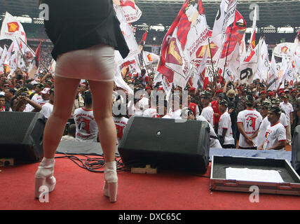 Centro di Jakarta, Jakarta, Indonesia. 23 Mar, 2014. Un cantante indonesiana danze durante la campagna elettorale legislativo da parte del grande movimento in Indonesia o Gerindra, frequentato da parte dei candidati presidenziali Prabowo Subianto. Prabowo, ex comandante di Indonesia di forze speciali o Kopassus, è il principale rivale per il popolare governatore di Jakarta, Joko Widodo, chi è in esecuzione anche per il presidente del paese le elezioni presidenziali del 9 luglio che seguirà un voto legislativo il 9 aprile. Credito: Afriadi Hikmal/ZUMA filo/ZUMAPRESS.com/Alamy Live News Foto Stock