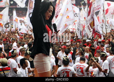 Centro di Jakarta, Jakarta, Indonesia. 23 Mar, 2014. Un cantante indonesiana danze durante la campagna elettorale legislativo da parte del grande movimento in Indonesia o Gerindra, frequentato da parte dei candidati presidenziali Prabowo Subianto. Prabowo, ex comandante di Indonesia di forze speciali o Kopassus, è il principale rivale per il popolare governatore di Jakarta, Joko Widodo, chi è in esecuzione anche per il presidente del paese le elezioni presidenziali del 9 luglio che seguirà un voto legislativo il 9 aprile. Credito: Afriadi Hikmal/ZUMA filo/ZUMAPRESS.com/Alamy Live News Foto Stock