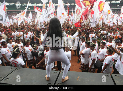 Centro di Jakarta, Jakarta, Indonesia. 23 Mar, 2014. Un cantante indonesiana danze durante la campagna elettorale legislativo da parte del grande movimento in Indonesia o Gerindra, frequentato da parte dei candidati presidenziali Prabowo Subianto. Prabowo, ex comandante di Indonesia di forze speciali o Kopassus, è il principale rivale per il popolare governatore di Jakarta, Joko Widodo, chi è in esecuzione anche per il presidente del paese le elezioni presidenziali del 9 luglio che seguirà un voto legislativo il 9 aprile. Credito: Afriadi Hikmal/ZUMA filo/ZUMAPRESS.com/Alamy Live News Foto Stock