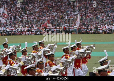 Centro di Jakarta, Jakarta, Indonesia. 23 Mar, 2014. Un marching indonesiano durante la campagna elettorale legislativo da parte del grande movimento in Indonesia o Gerindra, frequentato da parte dei candidati presidenziali Prabowo Subianto. Prabowo, ex comandante di Indonesia di forze speciali o Kopassus, è il principale rivale per il popolare governatore di Jakarta, Joko Widodo, chi è in esecuzione anche per il presidente del paese le elezioni presidenziali del 9 luglio che seguirà un voto legislativo il 9 aprile. Credito: Afriadi Hikmal/ZUMA filo/ZUMAPRESS.com/Alamy Live News Foto Stock