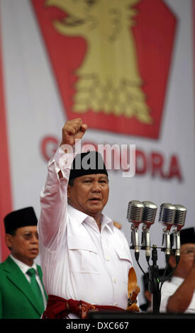 Centro di Jakarta, Jakarta, Indonesia. 23 Mar, 2014. PRABOWO SUBIANTO, il candidato presidenziale per il grande movimento di Indonesia o Gerindra, gesti come egli offre un discorso nella prospettiva delle elezioni legislative in Gelora Bung Karno Stadium. PRABOWO SUBIANTO, ex comandante di Indonesia di forze speciali o Kopassus, è il principale rivale per il popolare governatore di Jakarta, Joko Widodo, chi è in esecuzione anche per il presidente del paese le elezioni presidenziali del 9 luglio che seguirà un voto legislativo il 9 aprile. Credito: Afriadi Hikmal/ZUMA filo/ZUMAPRESS.com/Alamy Live News Foto Stock