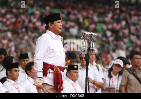 Centro di Jakarta, Jakarta, Indonesia. 23 Mar, 2014. PRABOWO SUBIANTO, il candidato presidenziale per il grande movimento di Indonesia o Gerindra, gesti come egli offre un discorso nella prospettiva delle elezioni legislative in Gelora Bung Karno Stadium. PRABOWO SUBIANTO, ex comandante di Indonesia di forze speciali o Kopassus, è il principale rivale per il popolare governatore di Jakarta, Joko Widodo, chi è in esecuzione anche per il presidente del paese le elezioni presidenziali del 9 luglio che seguirà un voto legislativo il 9 aprile. Credito: Afriadi Hikmal/ZUMA filo/ZUMAPRESS.com/Alamy Live News Foto Stock