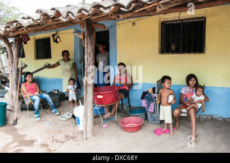 Il creolo famiglia nel nord del Perù. Foto Stock