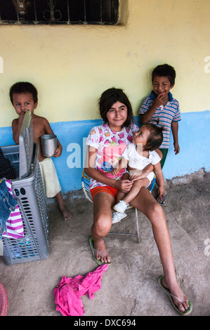 Il creolo famiglia nel nord del Perù. Foto Stock