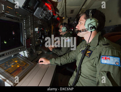 Canberra. 22 Mar, 2014. Questa foto scattata il 22 marzo 2014 e rilasciato dalla Australian Defence Force mostra che la Royal Australian Air Force (RAAF) Sergente Chris Platt opera il gruppo elettro-ottico a bordo della stazione un AP-3C Orion oltre l'Oceano Indiano meridionale come parte dell'Australian Sicurezza marittima competente-led cerca per la Malaysia Airlines MH370, 22 marzo 2014. © Xinhua/Alamy Live News Foto Stock