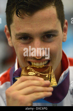 Vancouver, Canada. 23 Mar, 2014. Fabian Kauter della Svizzera pone dopo la vittoria del 2014 Vancouver uomini Epee Grand Prix campionato di scherma in Richmond, Canada, 23 marzo 2014. Egli ha sconfitto il campione del mondo Nikolai Novosjolov dell'Estonia in finale e ha vinto la medaglia d'oro. © Sergei Bachlakov/Xinhua/Alamy Live News Foto Stock