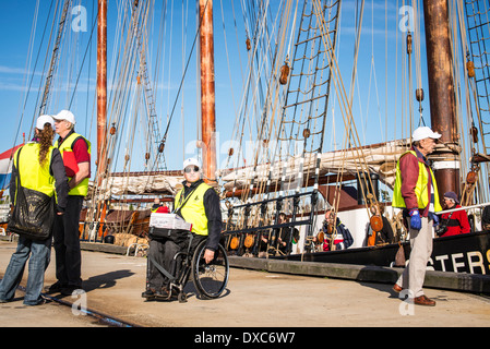 Funzionari sul molo Williamstown durante il Melbourne Tall Ships festival Foto Stock