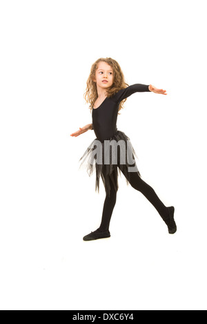 La ballerina ballerina ragazza in abito nero isolato su sfondo bianco Foto Stock