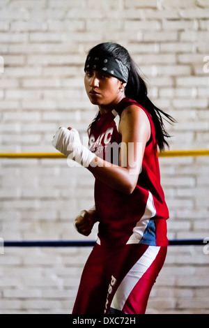 Geraldin hamann, un giovane pugile colombiano, pratiche shadowboxing durante gli allenamenti in palestra di inscatolamento di Cali, Colombia. Foto Stock