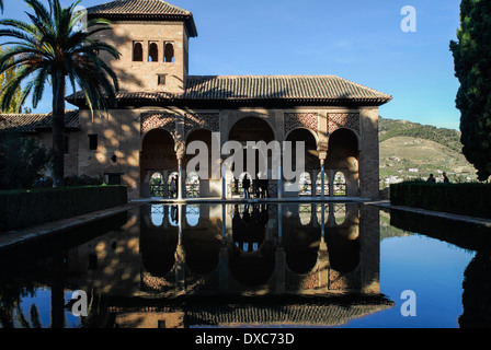 Il Palazzo Partal portico e riflettendo in piscina a la Alhambra di Granada, Andalusia Spagna Foto Stock