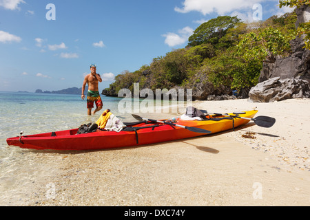 Kayak di mare presso la solitaria spiaggia sabbiosa Foto Stock