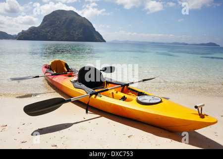 Kayak di mare presso la solitaria spiaggia sabbiosa Foto Stock