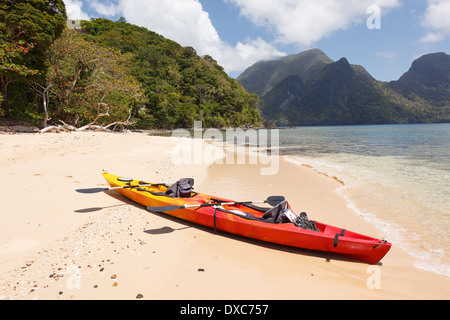 Kayak di mare presso la solitaria spiaggia sabbiosa Foto Stock