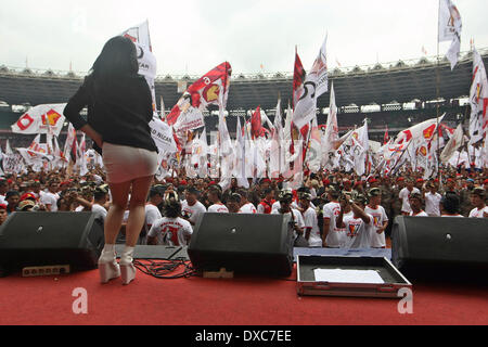 Centro di Jakarta, Jakarta, Indonesia. 23 Mar, 2014. Un cantante indonesiana danze durante la campagna elettorale legislativo da parte del grande movimento in Indonesia o Gerindra, frequentato da parte dei candidati presidenziali Prabowo Subianto. Prabowo, ex comandante di Indonesia di forze speciali o Kopassus, è il principale rivale per il popolare governatore di Jakarta, Joko Widodo, chi è in esecuzione anche per il presidente del paese le elezioni presidenziali del 9 luglio che seguirà un voto legislativo il 9 aprile. Credito: Afriadi Hikmal/ZUMA filo/ZUMAPRESS.com/Alamy Live News Foto Stock