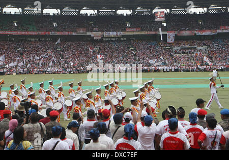 Centro di Jakarta, Jakarta, Indonesia. 23 Mar, 2014. Un marching indonesiano durante la campagna elettorale legislativo da parte del grande movimento in Indonesia o Gerindra, frequentato da parte dei candidati presidenziali Prabowo Subianto. Prabowo, ex comandante di Indonesia di forze speciali o Kopassus, è il principale rivale per il popolare governatore di Jakarta, Joko Widodo, chi è in esecuzione anche per il presidente del paese le elezioni presidenziali del 9 luglio che seguirà un voto legislativo il 9 aprile. Credito: Afriadi Hikmal/ZUMA filo/ZUMAPRESS.com/Alamy Live News Foto Stock