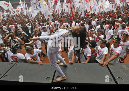 Centro di Jakarta, Jakarta, Indonesia. 23 Mar, 2014. Un cantante indonesiana danze durante la campagna elettorale legislativo da parte del grande movimento in Indonesia o Gerindra, frequentato da parte dei candidati presidenziali Prabowo Subianto. Prabowo, ex comandante di Indonesia di forze speciali o Kopassus, è il principale rivale per il popolare governatore di Jakarta, Joko Widodo, chi è in esecuzione anche per il presidente del paese le elezioni presidenziali del 9 luglio che seguirà un voto legislativo il 9 aprile. Credito: Afriadi Hikmal/ZUMA filo/ZUMAPRESS.com/Alamy Live News Foto Stock