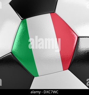 Pallone da calcio con la bandiera italiana su di esso Foto Stock