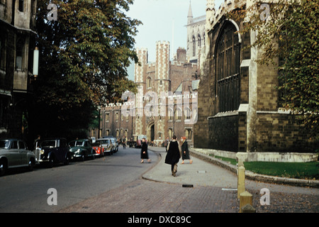 Scena di strada in Cambridge, mostrando il Collegio S. Giovanni in background, 1957 Foto Stock