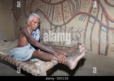 Disegni di tatuaggio sul corpo di una donna tribale. Kurmi casta. Bhilwara village, distretto Hazaribaug, nello stato del Jharkhand, India Foto Stock