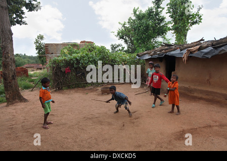 Tribal i bambini giocando gulli-danda nel cortile di una casa. Malhar casta bambini. District Hazaribaug, nello stato del Jharkhand Foto Stock