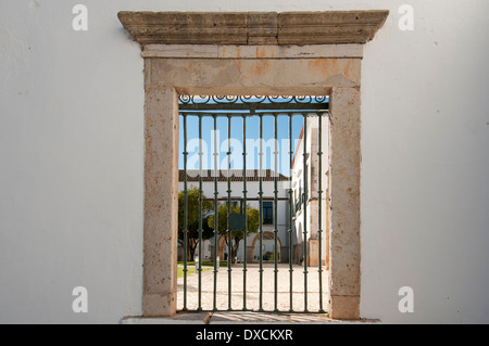 Ferro battuto cancello nella città vecchia di faro Foto Stock