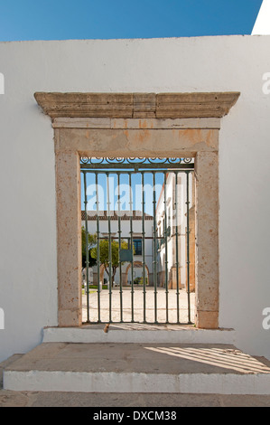 Ferro battuto cancello nella città vecchia di faro Foto Stock