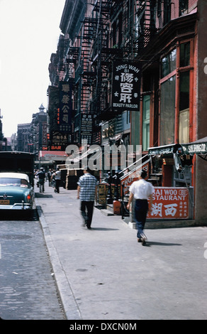 Scena di strada in un giorno di estate in Chinatown, New York, 1958. Foto Stock