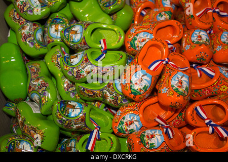 Verde e arancione zoccoli olandese souvenir da Amsterdam Paesi Bassi Foto Stock