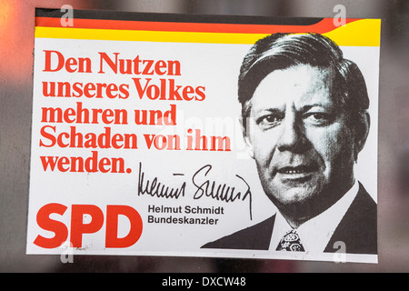 Il vecchio adesivo della campagna dei socialdemocratici tedeschi, partito spd, che mostra un ritratto dell'ex cancelliere Helmut Schmidt Foto Stock