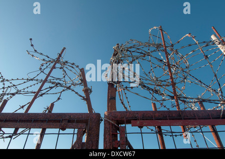 Filo di rasoio sulla parte superiore di una porta Foto Stock