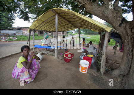 Donne tribali la vendita di riso tradizionale birra, Hadia. Munda tribù. Bartoli village, Khunti District Ranchi, nello stato del Jharkhand, India Foto Stock