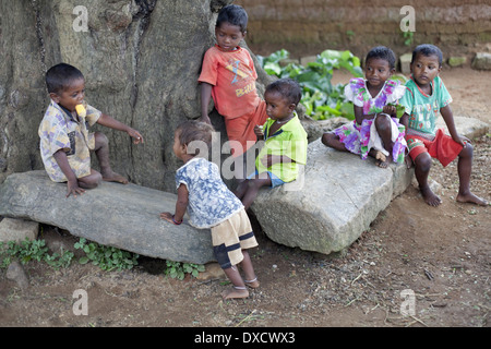 Il tribale dei bambini che giocano in un cortile. Munda tribù. Bartoli villaggio quartiere Khunti Ranchi, nello stato del Jharkhand, India Foto Stock