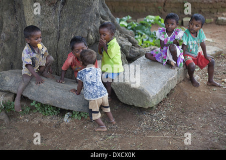 Il tribale dei bambini che giocano in un cortile. Munda tribù. Bartoli villaggio quartiere Khunti Ranchi, nello stato del Jharkhand, India Foto Stock