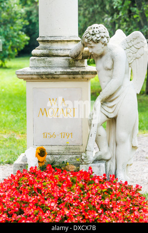 La scultura di florian josephu-drouot presso il sito in cui il compositore Wolfgang Amadeus Mozart presumibilmente fu sepolto, st. marx cemet Foto Stock