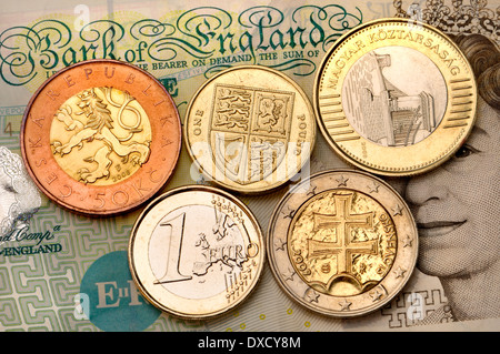 Unione monete bimetalliche e una sterlina britannica Foto Stock