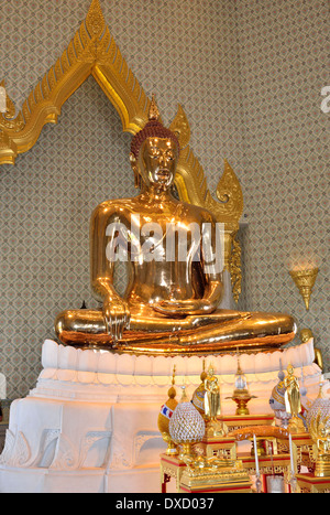 buddha in oro solido (del peso di 5.5 tonnellate) nel tempio di Wat Traimit, Bangkok, Thailandia Foto Stock