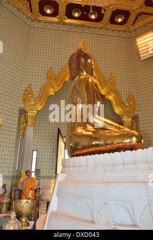 buddha in oro solido (del peso di 5.5 tonnellate) nel tempio di Wat Traimit, Bangkok, Thailandia Foto Stock