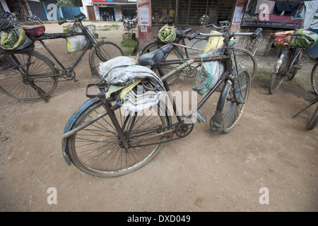 Carbone cicli di supporto caricati su un ritmo. Kokar Chawk, Ranchi, nello stato del Jharkhand, India Foto Stock