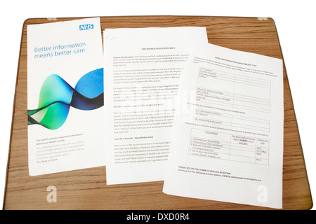 NHS foglietto "Meglio informazioni significa una migliore cura" concernenti il paziente medical records & informazioni sulla condivisione dei dati & opt out forma Foto Stock