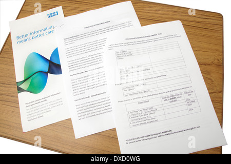 NHS foglietto "Meglio informazioni significa una migliore cura" concernenti il paziente medical records & informazioni sulla condivisione dei dati & opt out forma Foto Stock