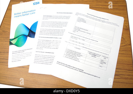 NHS foglietto "Meglio informazioni significa una migliore cura" concernenti il paziente medical records & informazioni sulla condivisione dei dati & opt out forma Foto Stock